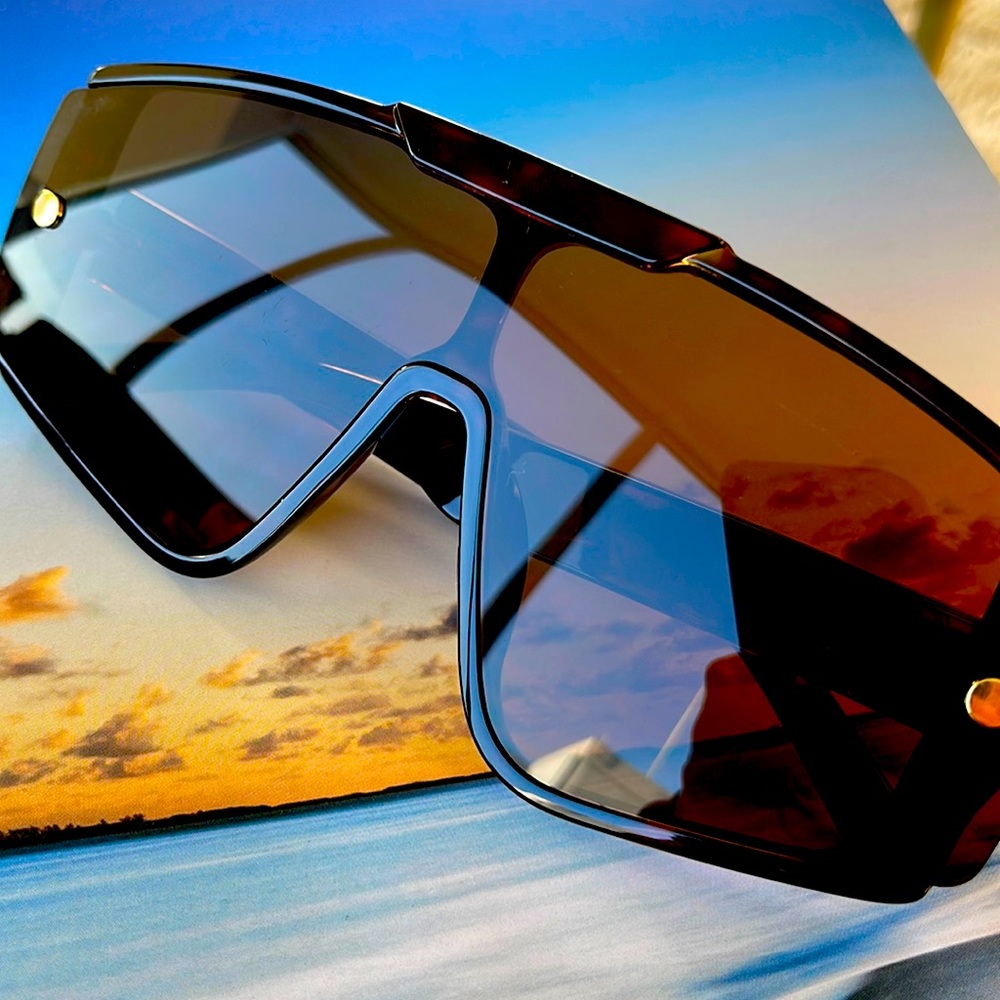 Statement DJ sunglasses